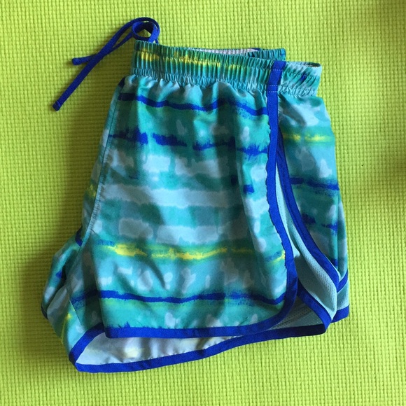 Size Medium, Underarmour heat gear workout shorts - Picture 3 of 3